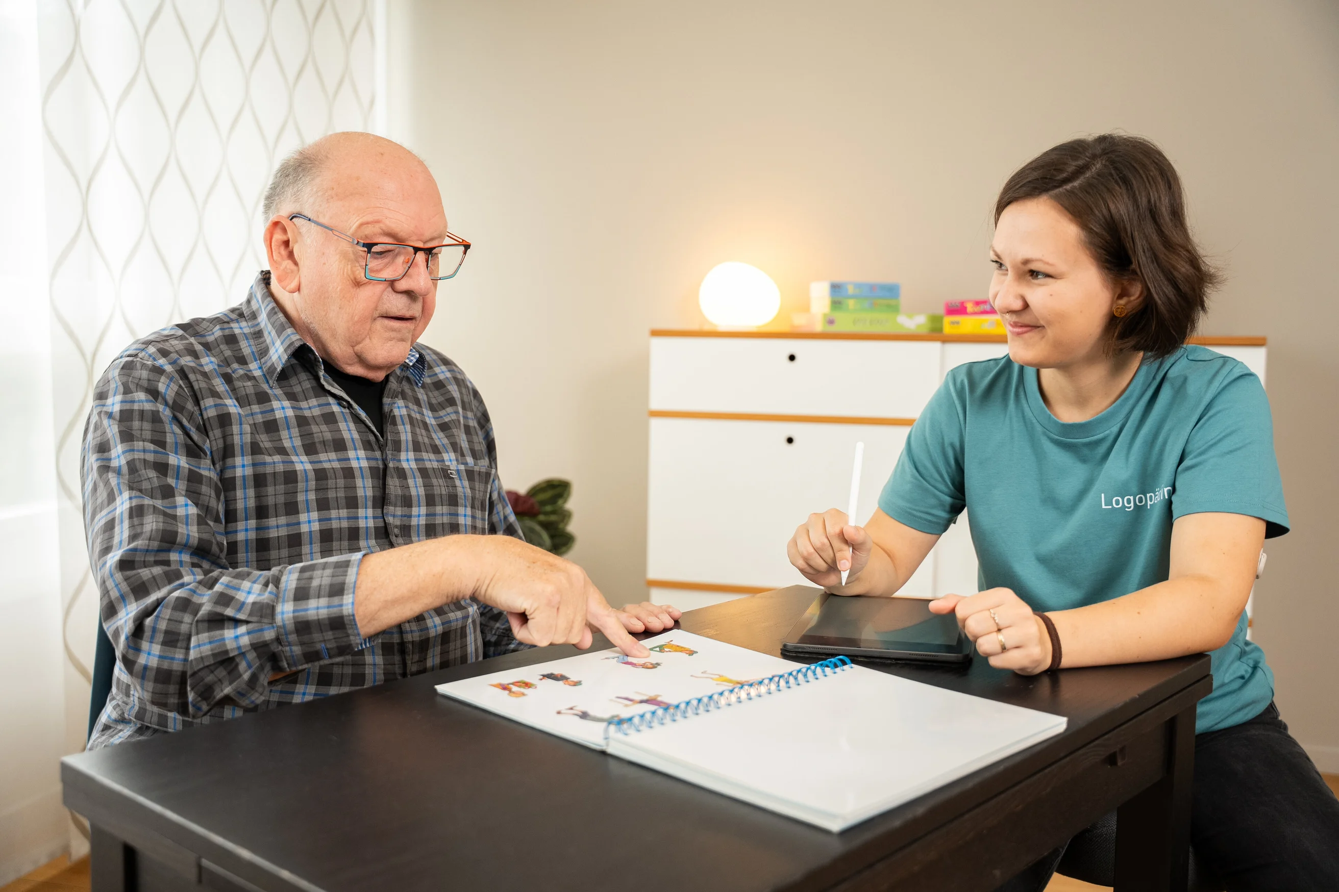 Erwachsene Person bei der Logopädie